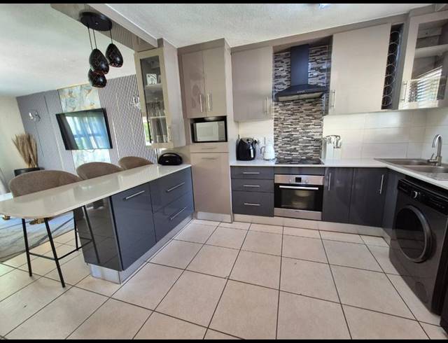 3 BEDROOM TOWNHOUSE FOR SALE IN NEWMARKET